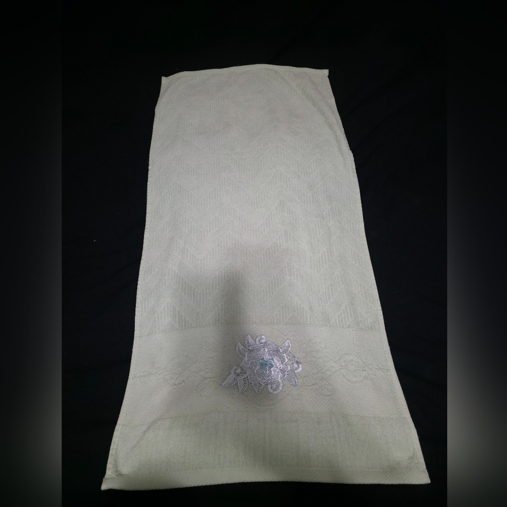Embroidered Towels Set - Picture 4 of 5